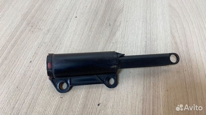 Амортизатор крышки бардачка Mitsubishi Lancer X рестайлинг (2011—2015) CY2A 4A91