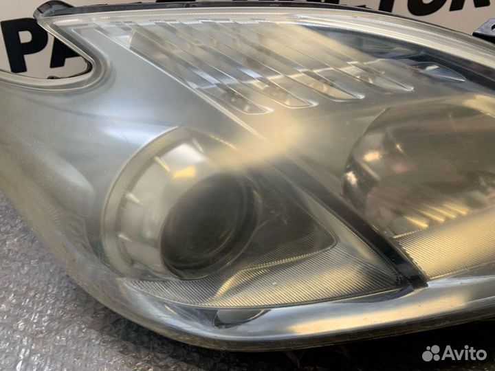 Фара правая Toyota Prius ZVW30