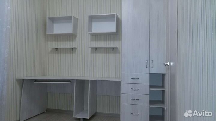 Уголок школьника (стол,шкаф)