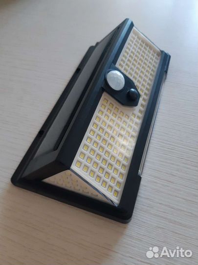 Мощный фонарь с датчиком движения солнечный