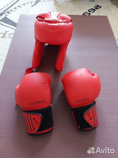 Боксерские перчатки и шлем для кикбоксинга