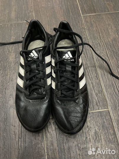Футбольные бутсы adidas