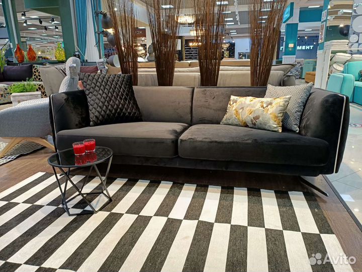 Диван прямой чёрный на ножках Италия дизайнерский