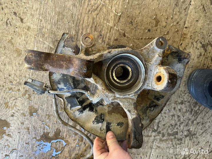 Передний левый поворотный кулак Camry 40 3.5