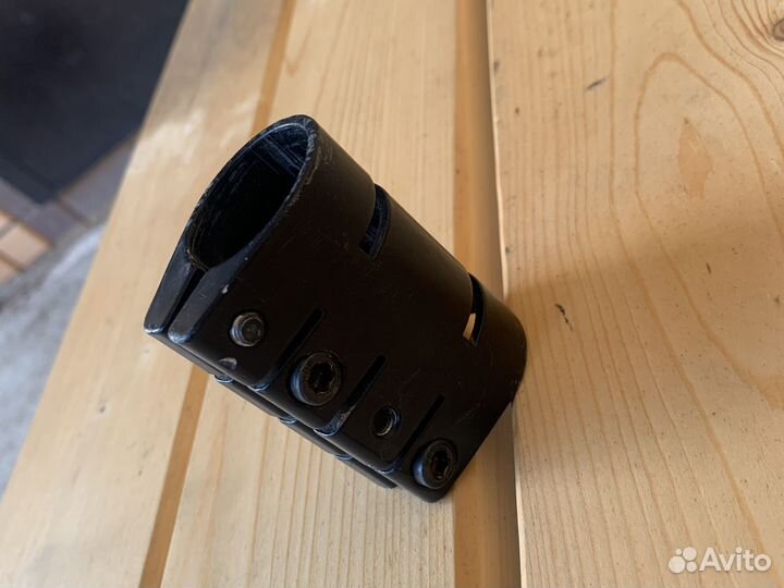 Зажим на трюковой самокат