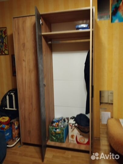 Шкаф распашной с полками и вешалом