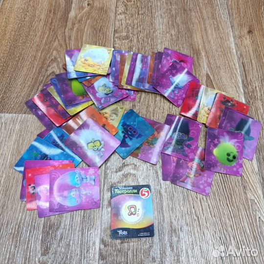 Карточки троллей из Пятерочки переливающиеся