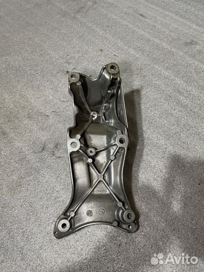 Кронштейн двигателя левый Ауди А6 С7