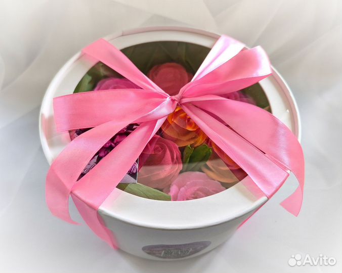 Розы из зефира в круглой коробке