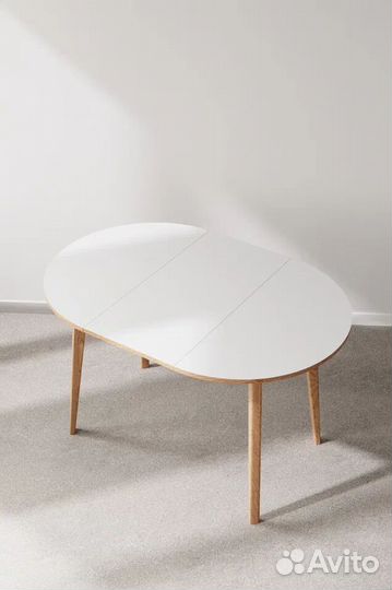 Круглый обеденный стол