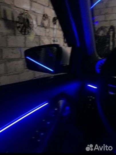 Неоновая лента на двери, звездное небо, перетяжка