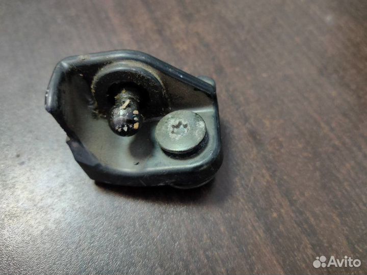 Кронштейн крепления амортизатора крышки багажника