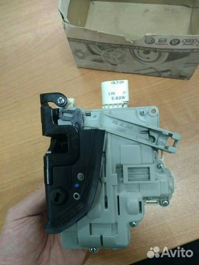 Замок задней двери правой Audi A4