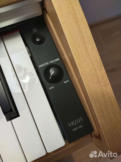 Цифровое пианино Yamaha ydp-142 + банкетка