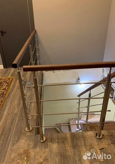 Облицовка лестничного металлокаркаса деревом