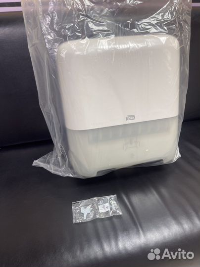 Диспенсер Tork 551000 для бумажных полотенец