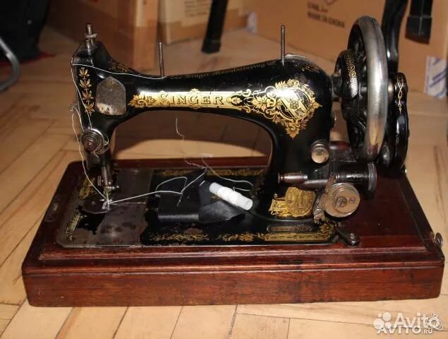 Машинки зингер с челноком. Швейная машинка Зингер 1908 года. Швейная Зингер челнок пуля. Швейная машинка Зингер 968. Зингер 1865 челноком.
