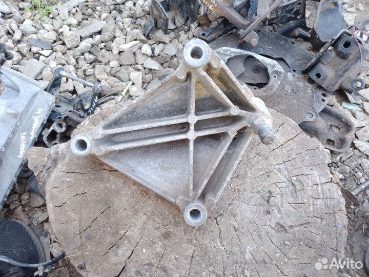 Кронштейн коробки Renault Megan 1