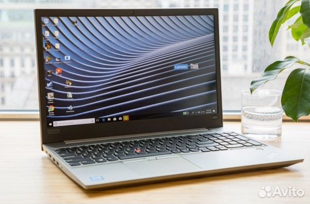 Lenovo фото ноутбуков. Lenovo e580. Леново тинкпад e580. Ноутбук леново на столе. Lenovo корпоративные Ноутбуки.