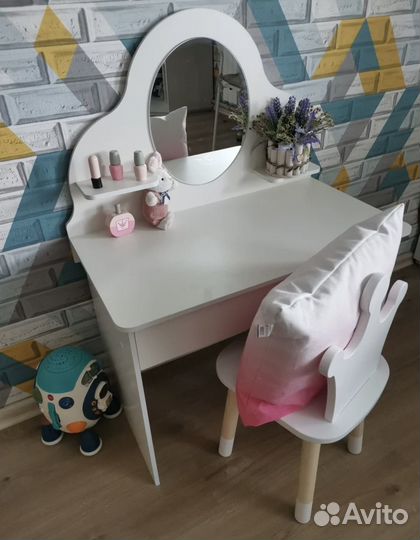 Детский туалетный столик