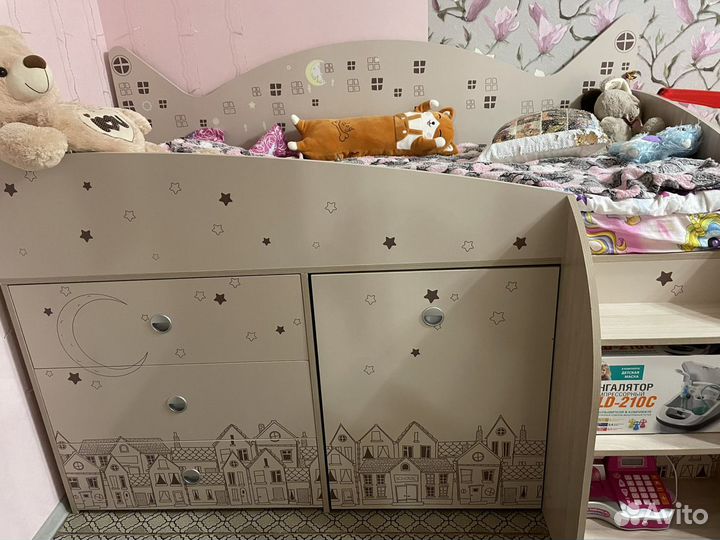 Детская кровать чердак со столом и шкафом