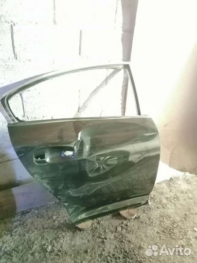 Дверь Toyota avensis