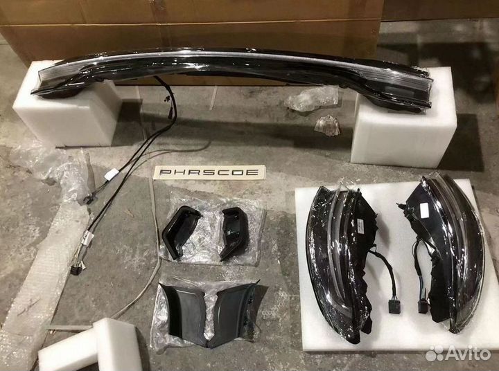 Задняя дверь и фары на Porsche Macan