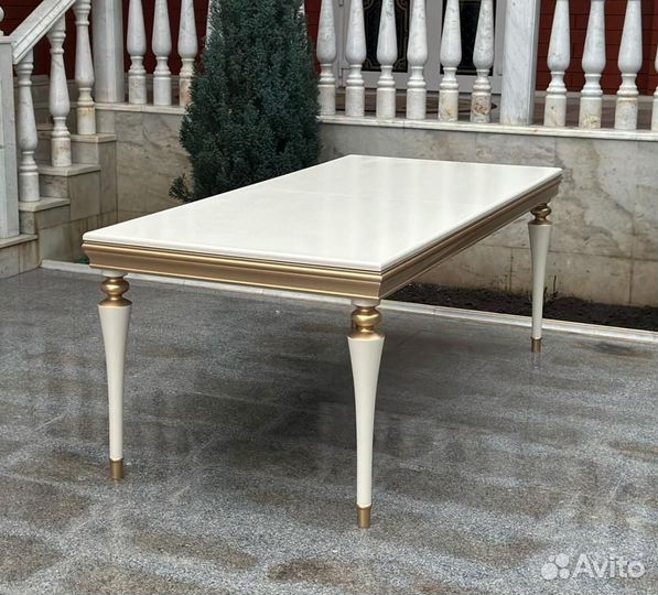 Стол и стулья