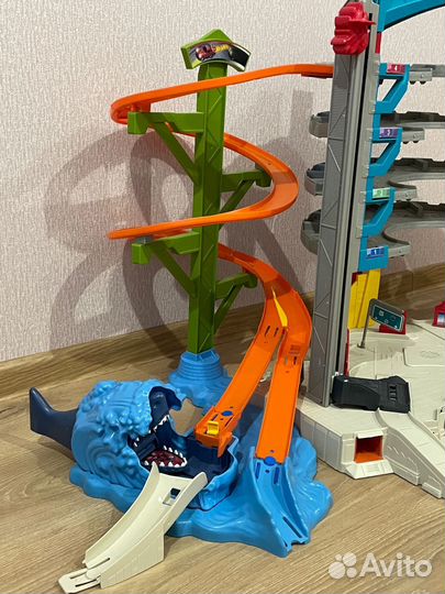 Hot wheels гараж-парковка-трек(хот вилс) с акулой
