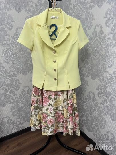 Костюмы, платья