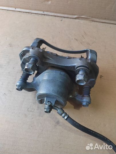 Суппорт передний Nissan Cefiro A33 /Maxima