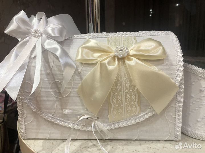 Свадебный сундук и корзинка под шампанакое