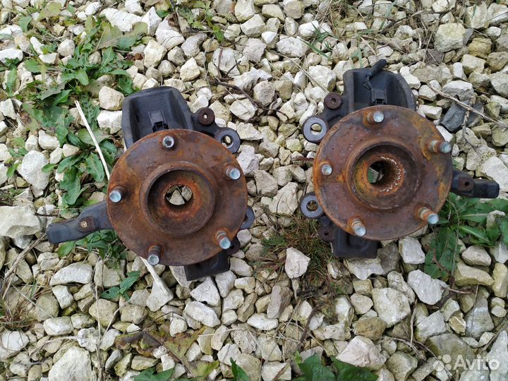 Поворотный кулак со ступицей правый и левый Мазда