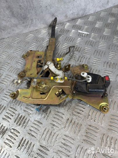 Замок двери задний правый Hyundai Starex D4BH 2004