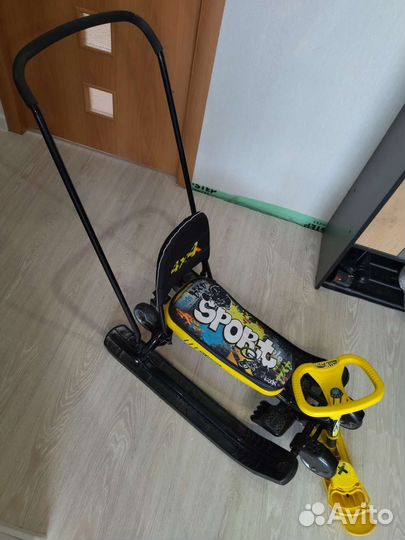 Детский снегокат со спинкой