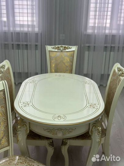 Обеденный стол и стулья