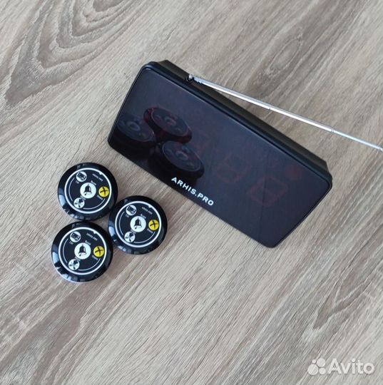 Кнопка вызова персонала и табло для официантов