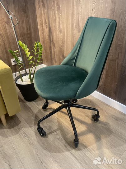 Стул кресло офисный на колесах