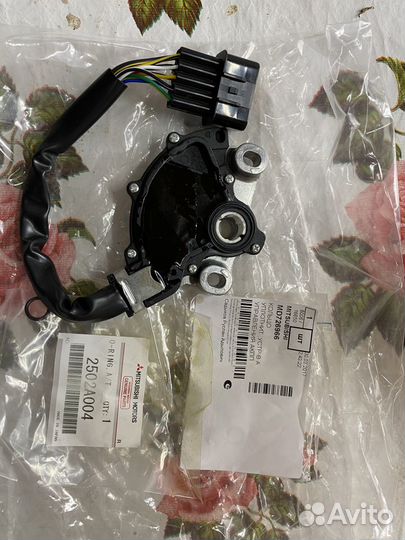 68400A35, Переключатель положения рычага АКПП