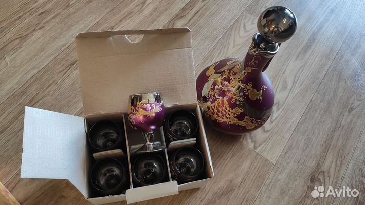 Новый. Графин с рюмками