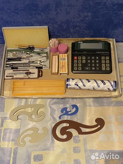 Угольники, линейки, ручки, карандаши