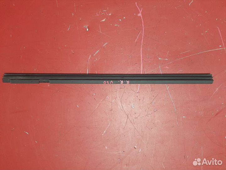 Уплотнитель стекла двери задний правый Toyota