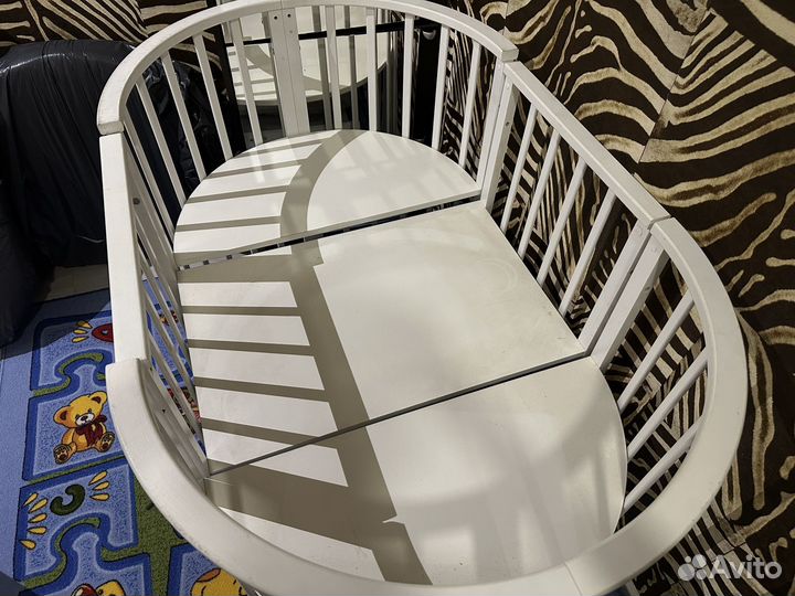 Детская кроватка с маятником