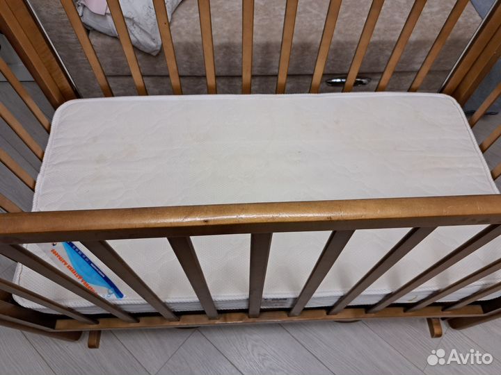 Детская кроватка с матрасом, маятником и ящиком