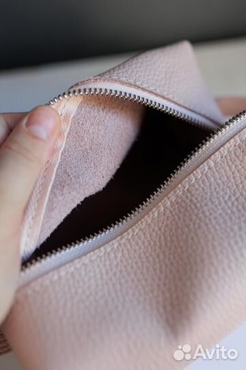 Косметичка кожаная пудровая