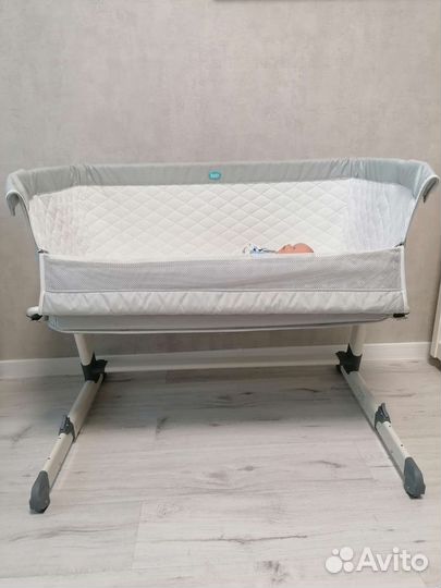 Приставная кроватка с фирменным комплектом белья