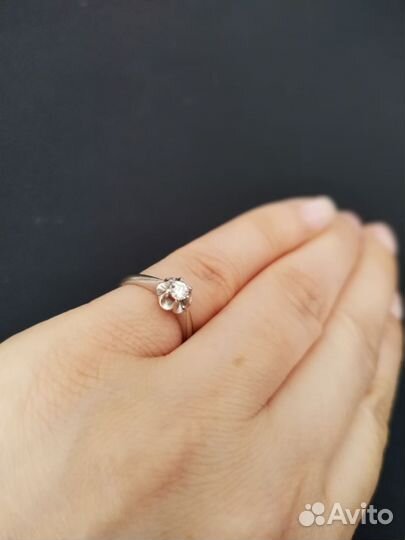 Золотое кольцо с бриллиантом