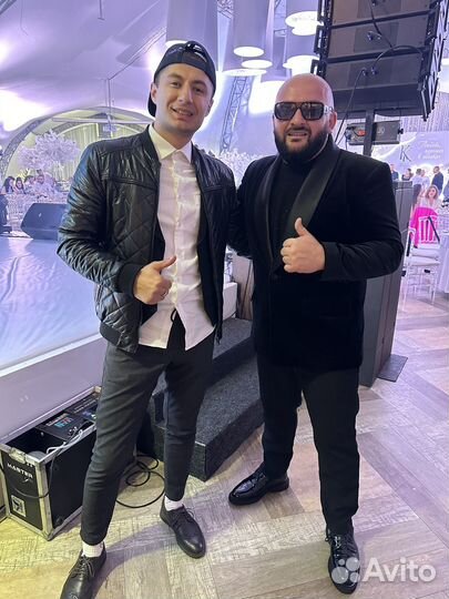 Диджей с оборудованием