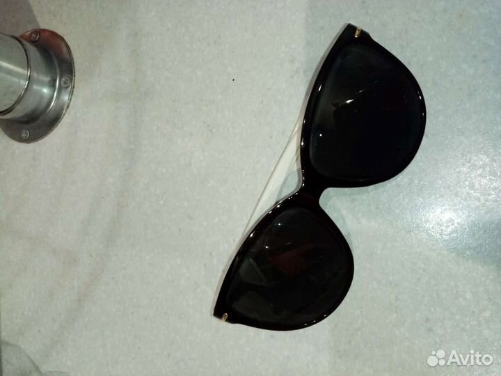 Контейнер для линз, очки