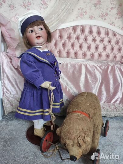 Мишка антикварный на тележке